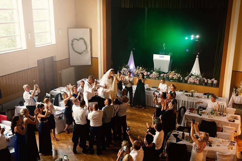 DJ Miki / Svatba s tancem na stolech