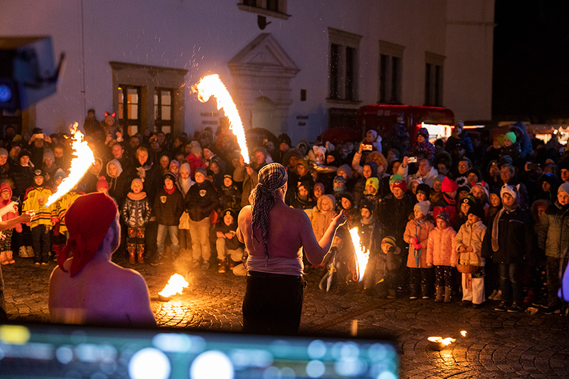 Mikuláš a čerti z Tasova před Zámkem v Uherském Ostrohu