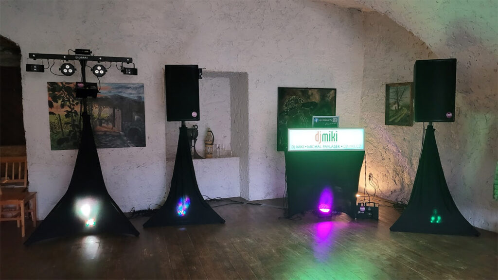 DJ Miki / Aparatura připravená na oslavu padesátin
