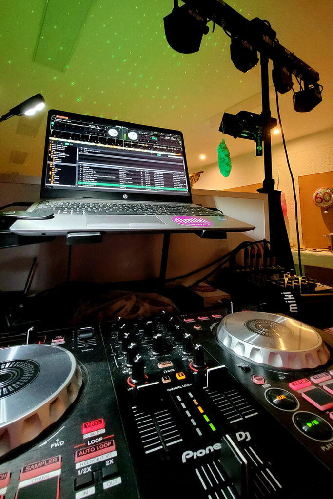 DJ Miki / Pilotní kabina zábavy