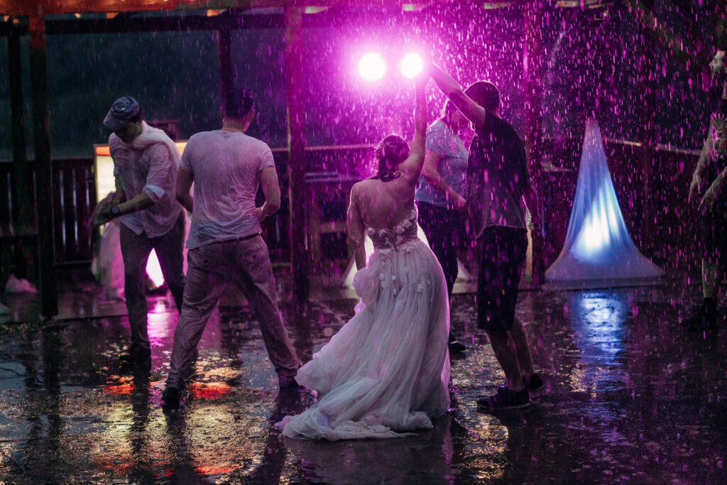 Svatba Lenky a Michala v hustém lijáku Pod Břesteckou skalou