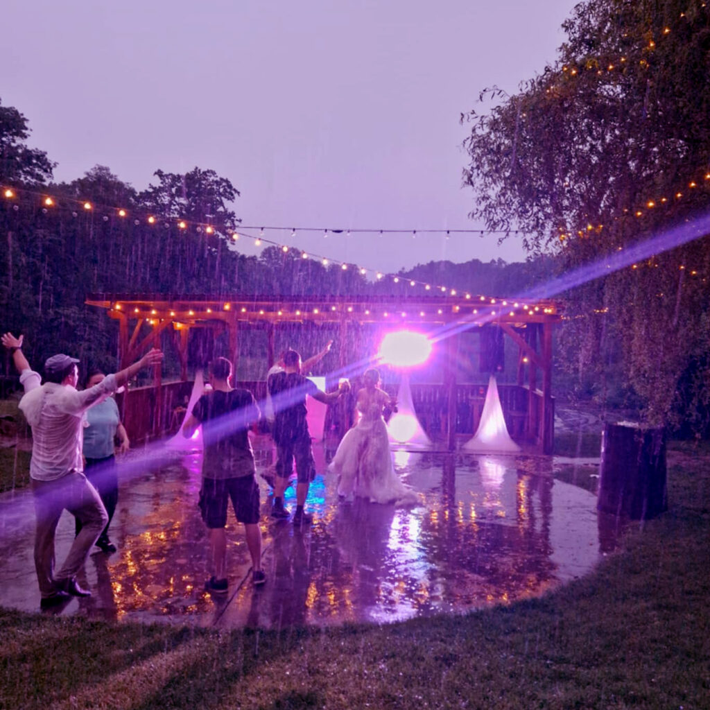 Svatba Lenky a Michala v hustém lijáku Pod Břesteckou skalou