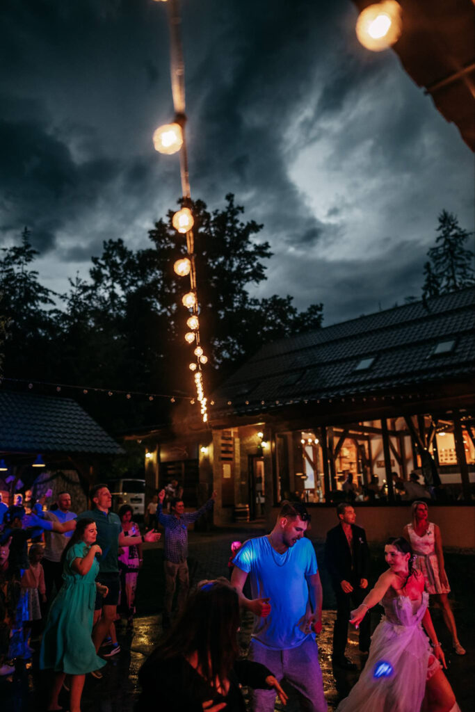 Svatba Lenky a Michala v hustém lijáku Pod Břesteckou skalou