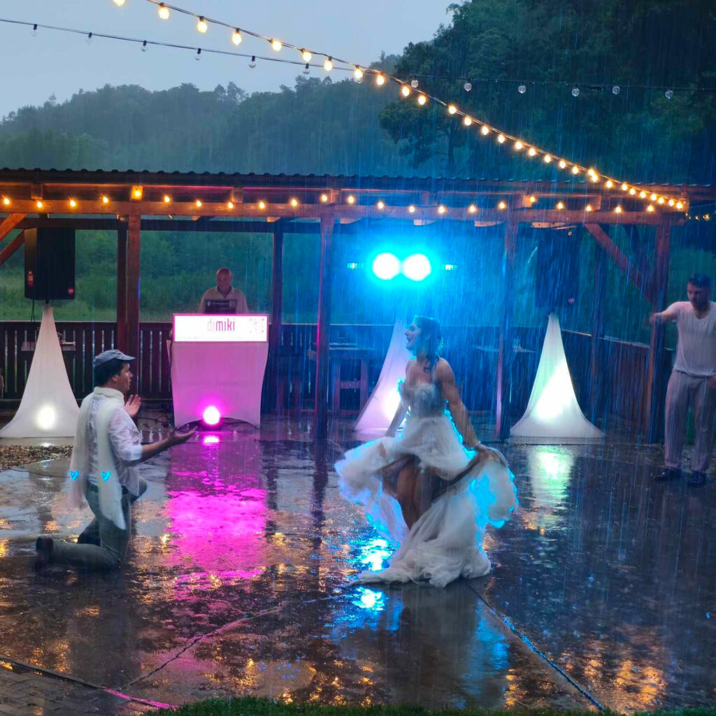 Svatba Lenky a Michala v hustém lijáku Pod Břesteckou skalou